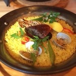 ハナレ カフェ - パエリアランチをいただきました。
サラダやスープ、デザート1ドリンクで1000円くらい！
パエリアも1人にひとつついてきて、よかったです。