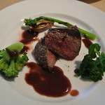 Coin - 赤身肉なのにジューシーで赤ワインのソースと絶妙♪