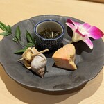 赤坂 鮨 ふくなが - 先付け（あんこう、磯つぶ貝、岩もずく）