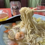 太興飯店 - 具が多いので　そばを下から引っ張り出して‼️