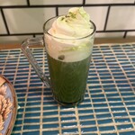 スタンド4坪らばー - ホットの抹茶ハイにクリーム課金　これがほんとの抹茶ラテってね
