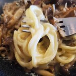 フカダパスタ - 茸づくしのクリームソースとたっぷりパルミジャーノ