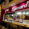 Leonard's - このカラフル、というか、サイケな店舗、、オジサン思わず一歩引きました。 ここにJKちゃんたちと並ぶ勇気はないです・・