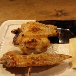 七福 - 手羽先塩。カリカリ、ジューシー。軟骨も食いまくる。