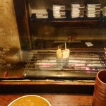 七福 - 焼き台。オーナー様がかくれんぼ(笑)