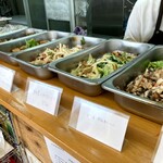 タムサン食堂 - カウンターに並ぶ惣菜（許可を得て撮影）