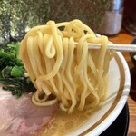 横浜家系ラーメン 三郷家 - 麺リフト。