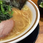 横浜家系ラーメン 三郷家 - 豚骨のコクと旨味を感じられるスープ。