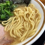 横浜家系ラーメン 三郷家 - 大橋製麺多摩の中太麺。