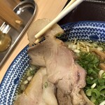 麺屋 尽の絃 - ﾛｰｽﾁｬｰｼｭｰ大きさ9×5.5㎝ぐらい　