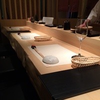 艪 - 白木が美しいカウンター