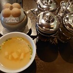 TAWAN THAI - ランチのスープと調味料各種♪ やさしい塩味のあつあつスープは細かいお豆腐と野菜入り。