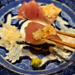 温石 - メジマグロは玉葱の微塵切りで