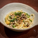 中華寝台 - 【追加】汁なし担々麺
      これ、ヤバし！
      辛味旨味が充実しているだけじゃなくて、モチモチ麺が最高に絡む！ザクザク食感のナッツのアクセントが最高！
      あああー、大盛りにすればよかったーーー（涙）