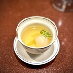 中華寝台 - ■薬膳スープ（聖護院大根・柚子）
      これが、優しい味わいなのに物足りなさがまったくない。
      毎日でも飲みたい薬膳スープです。