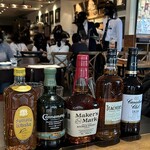 Whisky Dining WWW.W - テーブルの上に5種のウイスキーボトルがドーン