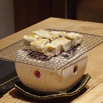 温石 - きんつばを七厘で仕上げ