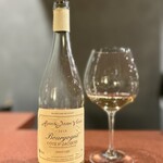 中華寝台 - こんなアペラシオン、知りませんでした。
      最初にラベルを見た時は、「？？？」状態(^^)
      ブルゴーニュ・コート・サンジャック。最北端まで行くと、ブルゴーニュでもピノ・グリを作ってるなんて。
      これも美味。