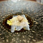 Chainizu Beddo - ■カワハギ
                        甘い醤油ベースのソースに、肝も和えて。
                        さすがにお鮨には敵いませんが、これも美味。