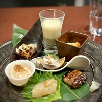 中華寝台 - ■前菜盛り合わせ（ピータン豆腐・焼豚・桜海老の押し豆腐・鰯・海月梅和え・水蛸・よだれ鶏）
                    
                    日本料理の八寸はそれほど得意ではないけれど、上笹シェフの前菜盛り合わせは、とても好み。