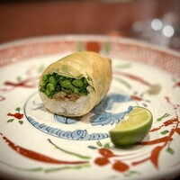 中華寝台 - ■白魚と菜の花の春巻　酢橘と山椒塩
                    一斉に店内にこだまするパリパリ♪美味しい！