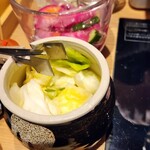 Katsuプリポー - 旨味があるキャベツの浅漬けと、ミョウガと長芋が良いアクセントの赤カブのピクルス風が絶妙で美味しい