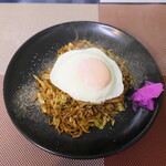 虹屋ミミ - ミックス焼きそば（￥750）。だし粉の香ばしさが、盛んに立ち上る！