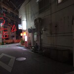 Eiki - お店はこの路地の右手