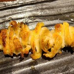 Yakitori Kogara - ④皮【塩】(税込200円)
                      プルプル感を残した焼き上がりで脂を回しており、個人的にギトつきを覚えました