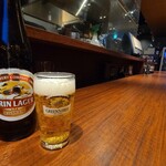 Yakitori Kogara - お酒①キリンラガービール(小瓶ビール、麒麟ビール)(税込650円)
      店内はグレーの壁、濃赤茶色のカウンターや調度品で落ち着いた雰囲気、BGMはJ-POP
      カウンター8席、テーブル4席×3卓の合計20席