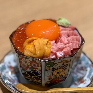 [Blissful Small dish bowl] Made with A5 rank Wagyu beef, Hokkaido raw sea urchin, and salmon roe