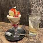 CAFE&BAR FeRna - ピスタチオのパフェとドリンクのマスカットレモネード