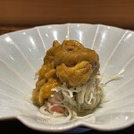 鮨 三心 - ◯兵庫県柴山漁港産松葉蟹と長崎県大村湾産紫雲丹、皿底に酢で味付け