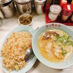 みっちゃんラーメン - 焼き飯小が、ラーメンどんぶりと大きさ変わらんし