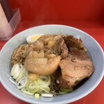 Ramen Fujimaru - 汁なし麺半分。富士丸ではお目にかかった事のないデカアブラが鎮座。こいつは甘くて美味かった！