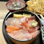 松乃鮨 - 新鮮で生のお刺身が乗っています。