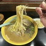 一冨士 - 麺は中太細麺。もやしと麺がスープに上手く絡んでくれます。