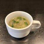 Musubi - 先ずはランチのスープが運ばれて来ました。
                         
                        この日のスープは野菜たっぷりのスープです。