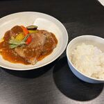 Musubi - この日の週替わりのメインはビーフカツでした。
                       
                      サイドメニューはパンかご飯が選べたんでご飯にしてもらいました。