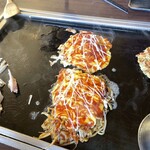 Okonomiyaki Hompo - 左 若鶏なんこつ 429円
                      上 とん平焼き 539円