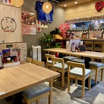 kaiousakabamai - 店内はテーブル席とカウンター。まだ新しい匂いがする店内。