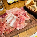 Le Bar a Vin 52 AZABU TOKYO - 成城石井自家製パン盛り合わせ・生ハムとサラミ6種類盛り合わせ