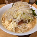 ラーメン緑山 - 料理写真:ラーメン800円 麺量半分 ニンニクヤサイ
