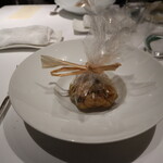 アンティカ オステリア デル ポンテ - 沖縄県石垣島から取り寄せた希少魚「アカジンミーバイ」のカルトッチョ仕立て。季節の野菜と黒トリュフを添えて