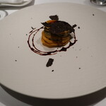 アンティカ オステリア デル ポンテ - グースファットでソテーしたチポロッティとポロネギ、春玉葱、黒トリュフのラザニエッタ。黒トリュフの出汁「ジュ・ド・トリュフ」とバルサミコのソース