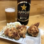 栄屋 - 瓶ビールサッポロ黒ラベル大瓶550円と鳥からあげ400円