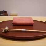 Nihon Ryouri Kutan - カウンターセット
                一枚板のカウンターの手触りが良く、心地よく手にフィットします。