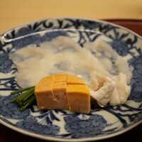日本料理 久丹 - ●天然とらふぐのてっさ（福岡）
                    キュッキュッと噛みしめるほどに透明な甘みが満ちていき、乗せた塩が絶妙な煌めきを呼んで美味い！ 葱の清涼感と塩気によって素材の持つポテンシャルの高さを浮き彫りに！