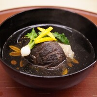 日本料理 久丹 - ●蓮根饅頭とどんこ椎茸のお椀
                      椎茸の大きさと厚みに圧倒されるほど！