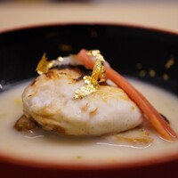 日本料理 久丹 - 酒粕の締まった味わいが白子をより豊かに、そして海老芋の味を引き立たせ、口全体にざらつくほどのコクと旨味が一体となりストレートに沁み渡らせる！ お雑煮という家庭料理を久丹流の慣性でアレンジ。